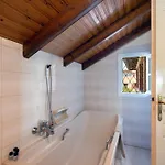 The Roof Family Apartamento Alepou